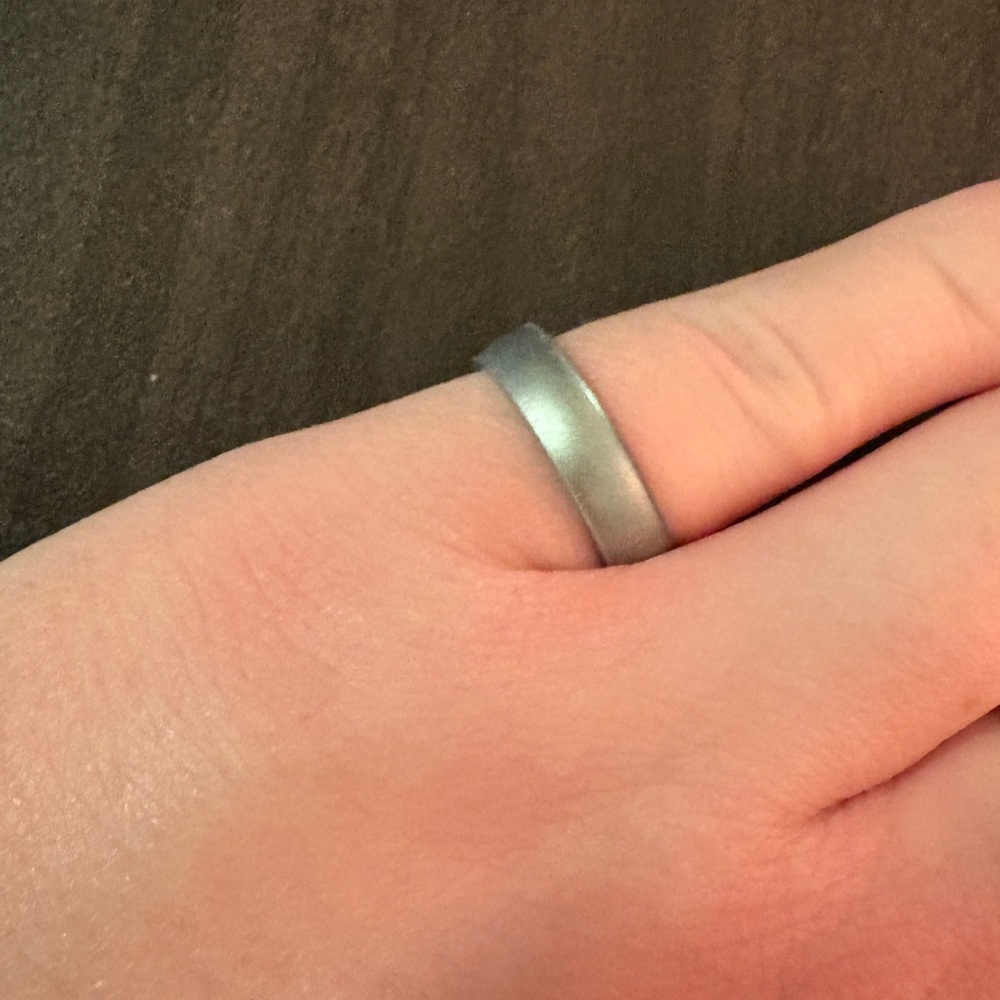 Enso Silver Silicone Ring - size 4 - very gently used!